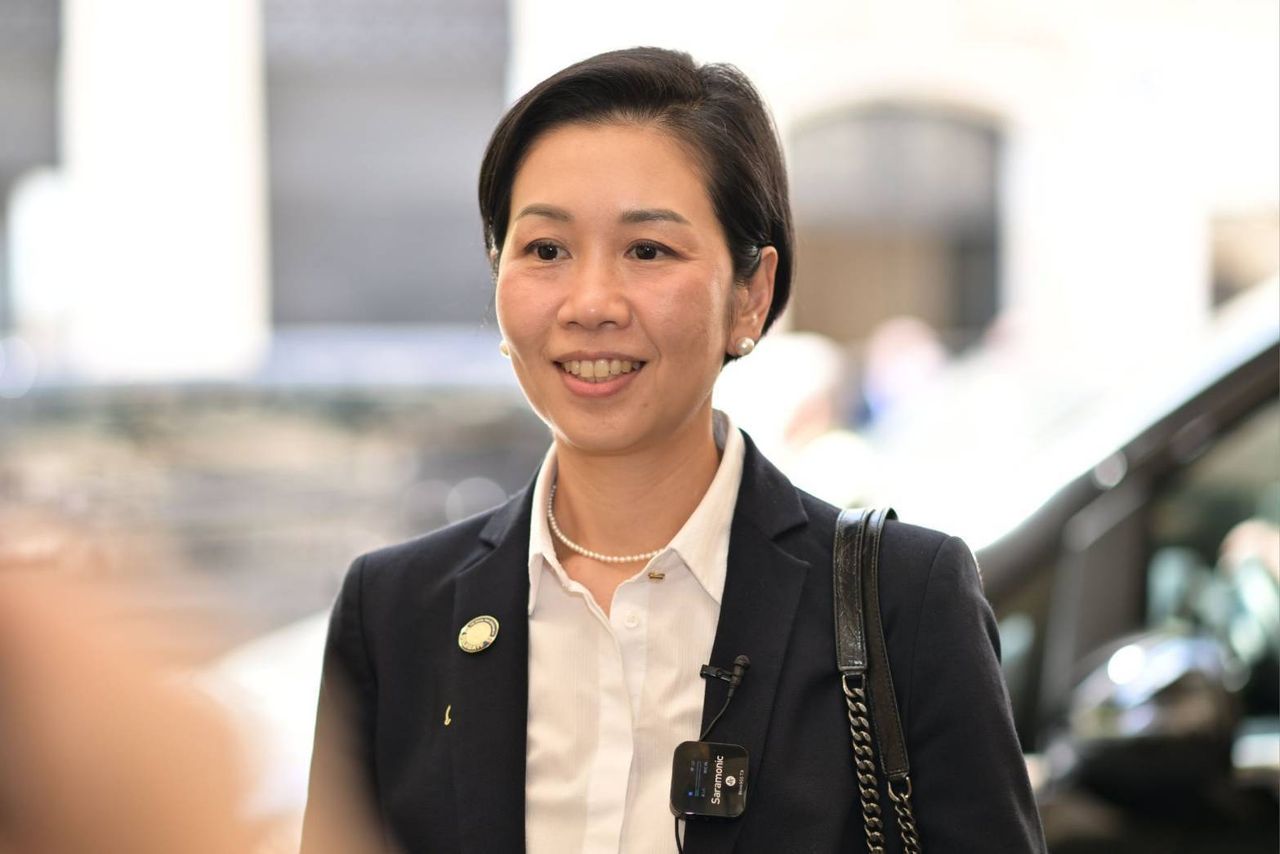 รัชดา ธนาดิเรก โฆษกประจำสำนักนายกรัฐมนตรี