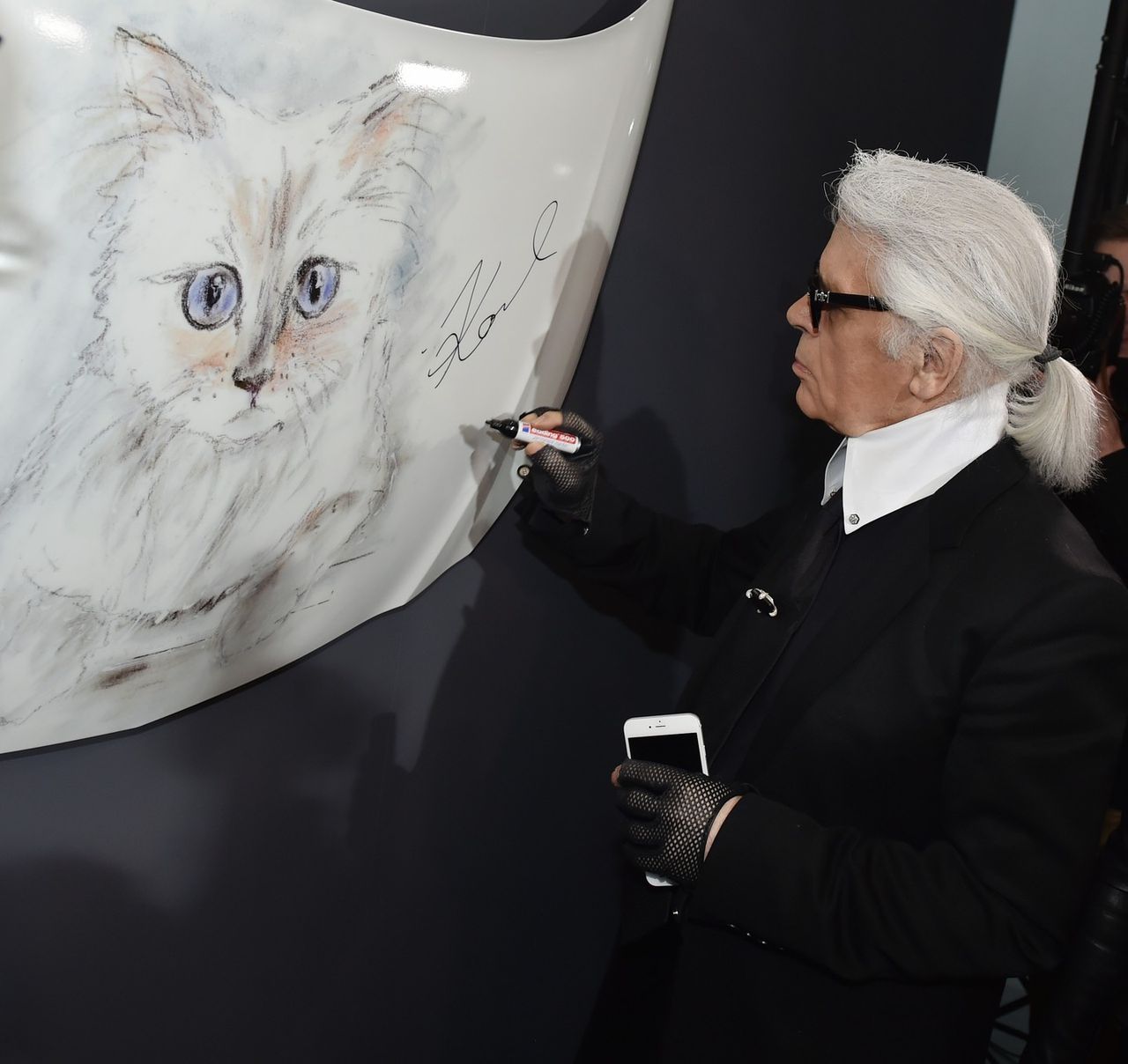 Karl Lagerfeld ในงานของรถ Opel ที่ตอนนั้น Choupette เป็นพรีเซนเตอร์