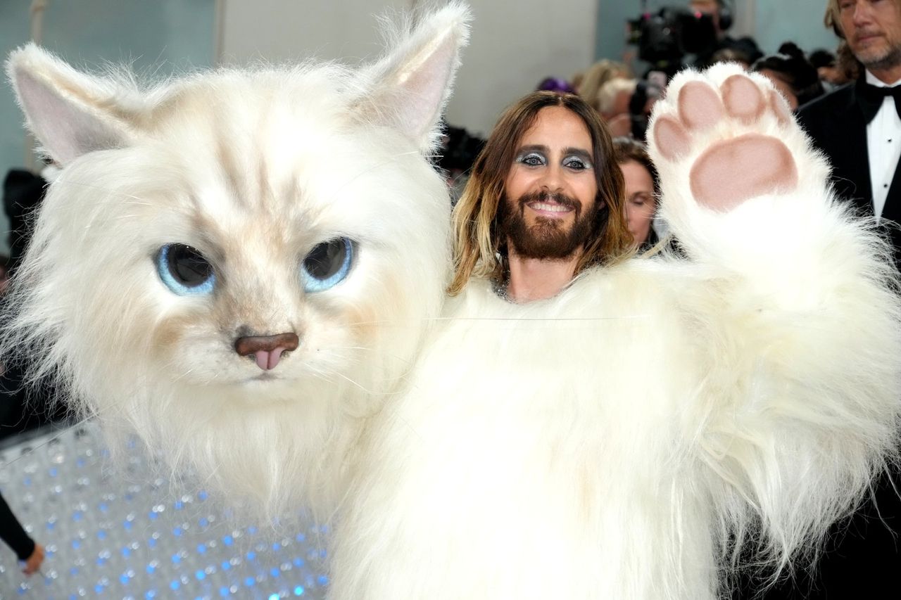 Jared Lato ดาราฮอลลีวู้ดสวมชุดเป็น Choupette ในงาน Met Gala 2023 ที่จัดเพื่อรำลึกถึง Karl Lagerfeld