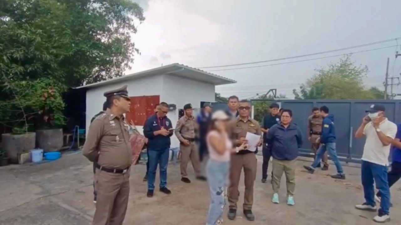 ภาพเหตุเพลิงไหม้รถบรรทุกแบตเตอรี่ลิเธียมบนถนนเทพรัตน