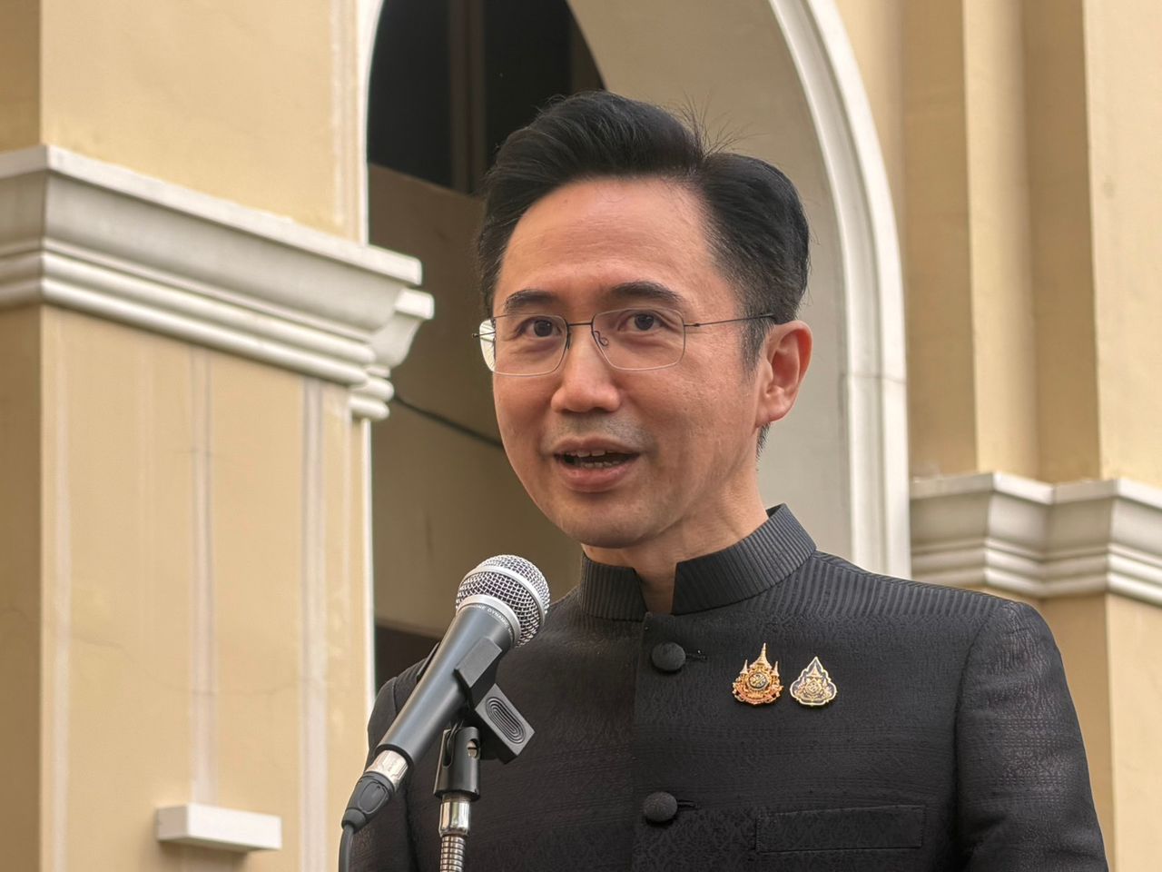 ยศชนัน พูดถึงการทำงานรัฐบาล