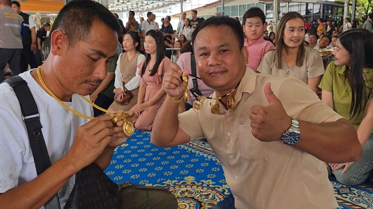 หลวงปู่ศิลาให้พรสาธุชน