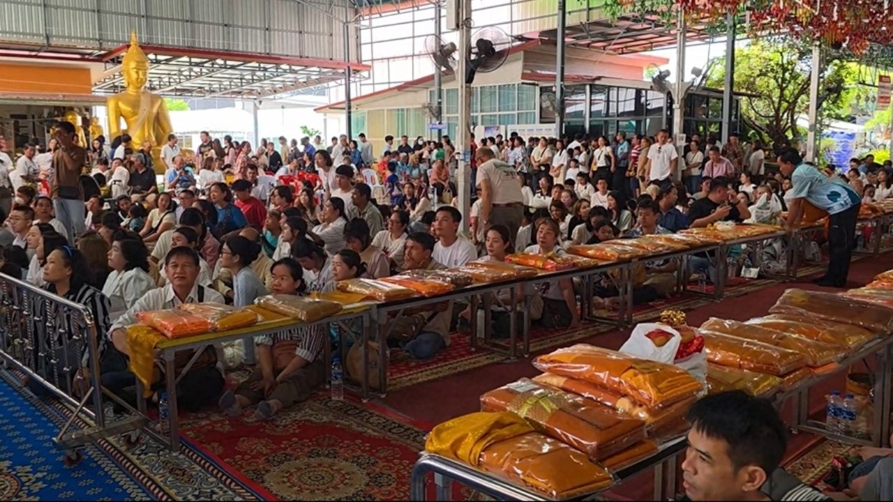 สาธุชนหลั่งไหลกราบไหว้หลวงปู่ศิลา