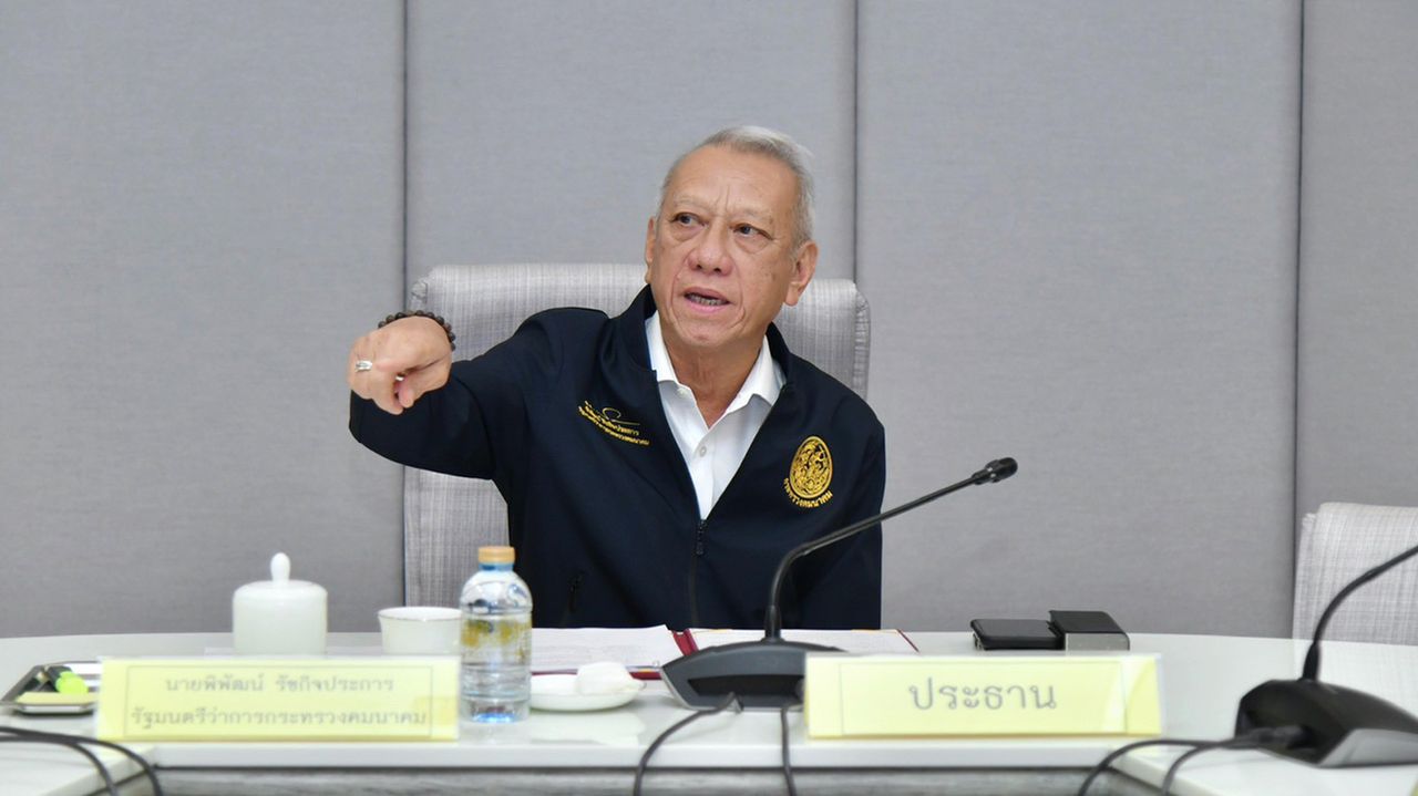 นายพิพัฒน์ รัชกิจประการ รองนายกรัฐมนตรีและรัฐมนตรีว่าการกระทรวงคมนาคม