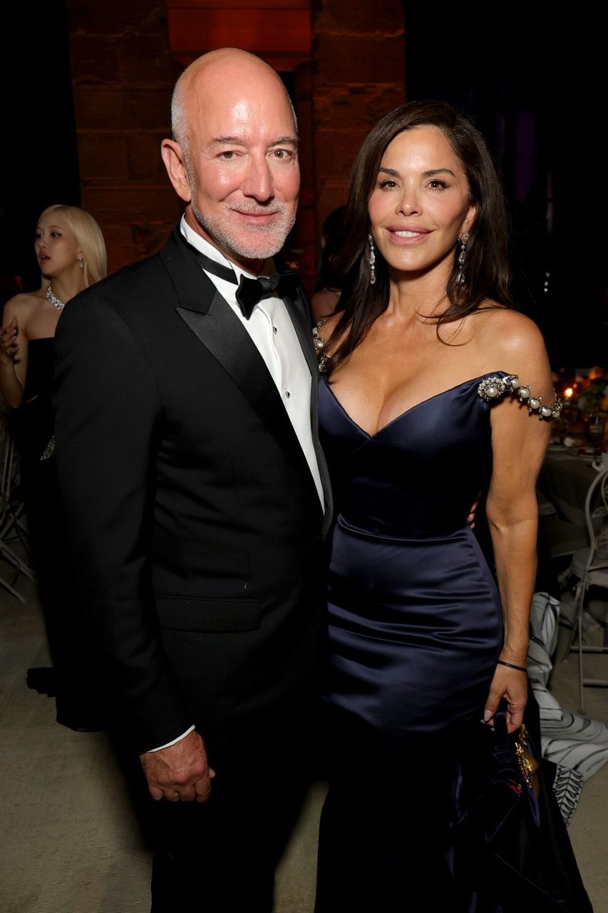 Jeff Bezos และภรรยา Lauren Sánchez Bezos สองเศรษฐีที่สร้างเสียงวิจารณ์ให้กับ Met Gala ปีนี้/ ภาพจาก Getty Image
