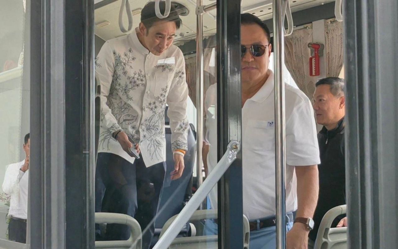 นายกรัฐมนตรีอนุทินกับคณะบนรถ EV Smart Bus ภูเก็ต
