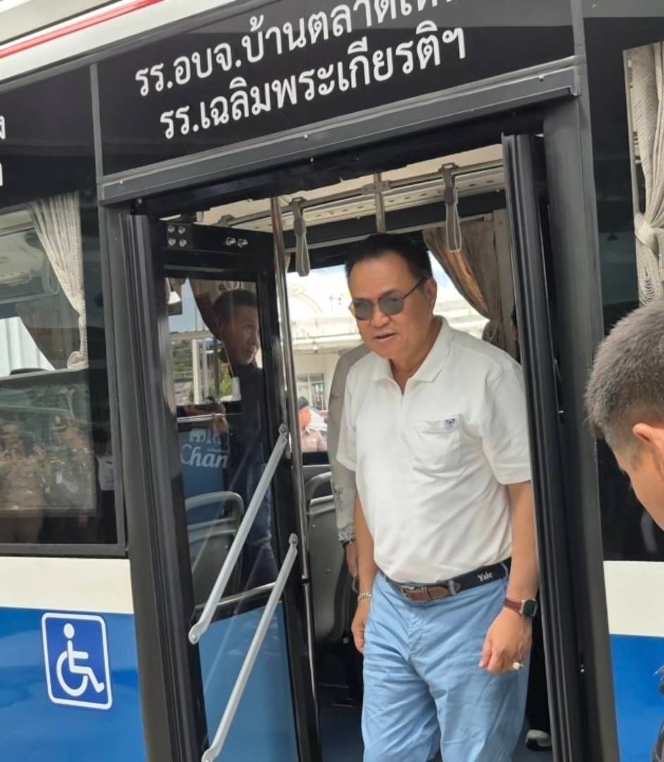 “อนุทิน” รณรงค์ Carpool บน EV Smart Bus ไปสนามบิน