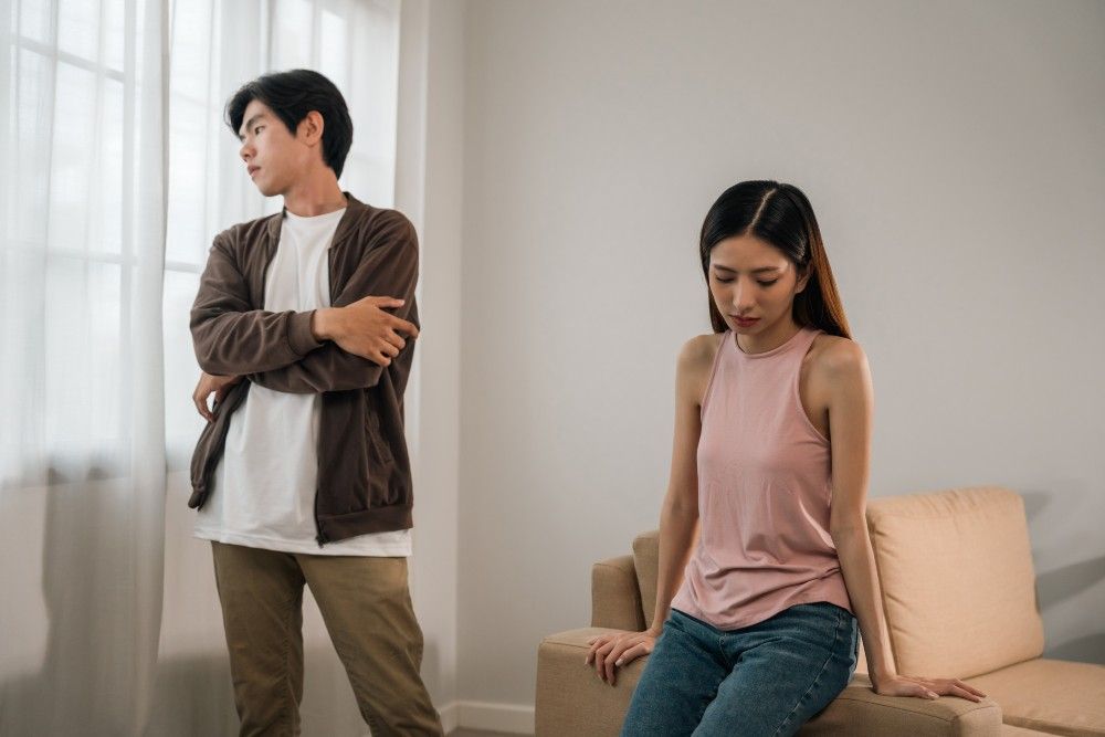 7 สัญญาณผู้ชายเริ่มหมดรัก การสื่อสารเปลี่ยนไป ภาษากายที่ห่างเหิน และพฤติกรรมที่บ่งบอกว่ากำลังถอยห่างจากความสัมพันธ์