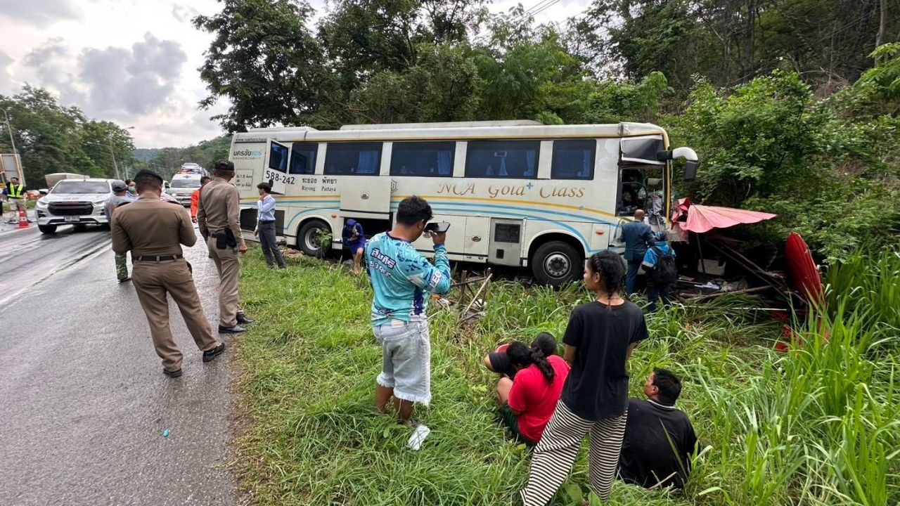 กระบะชนเสาไฟ หักโค่นติดใต้ท้องรถ 18 ล้อ