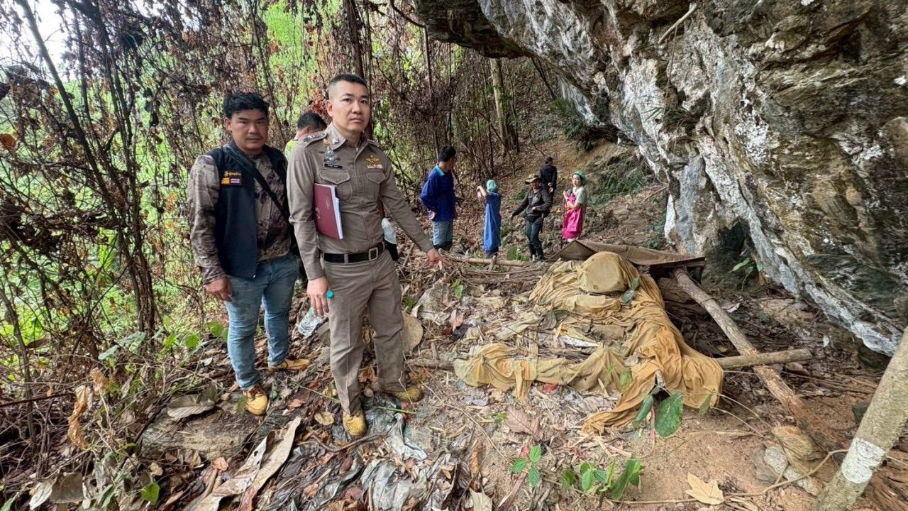 โครงกระดูกพระธุดงค์ในเพิงหิน