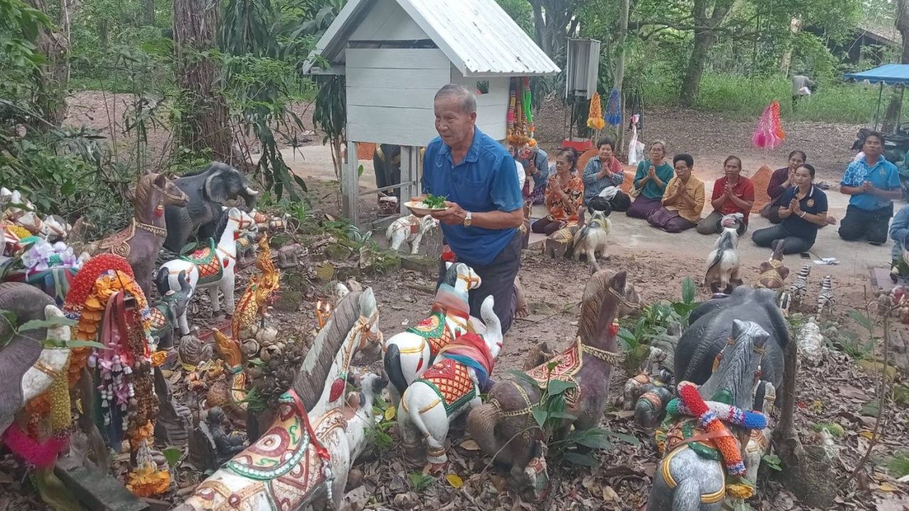 ชาวบ้านร่วมบุญซำฮะ ก่อเจดีย์ทราย เลี้ยงผีปู่ตา