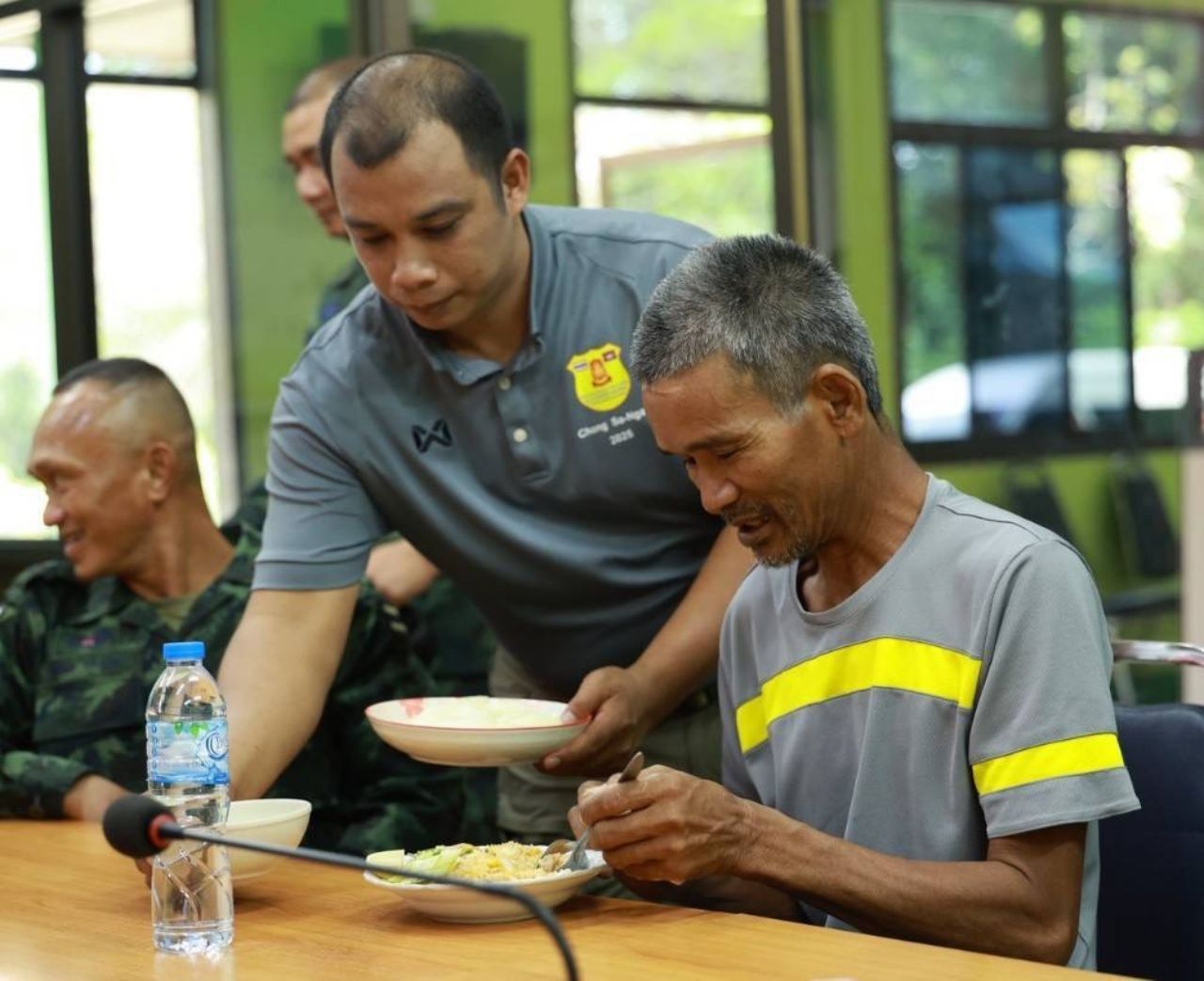 เปิดภาพ ลุงโยชน์ นาทีกลับถึงไทย กินข้าว ตรวจร่างกาย