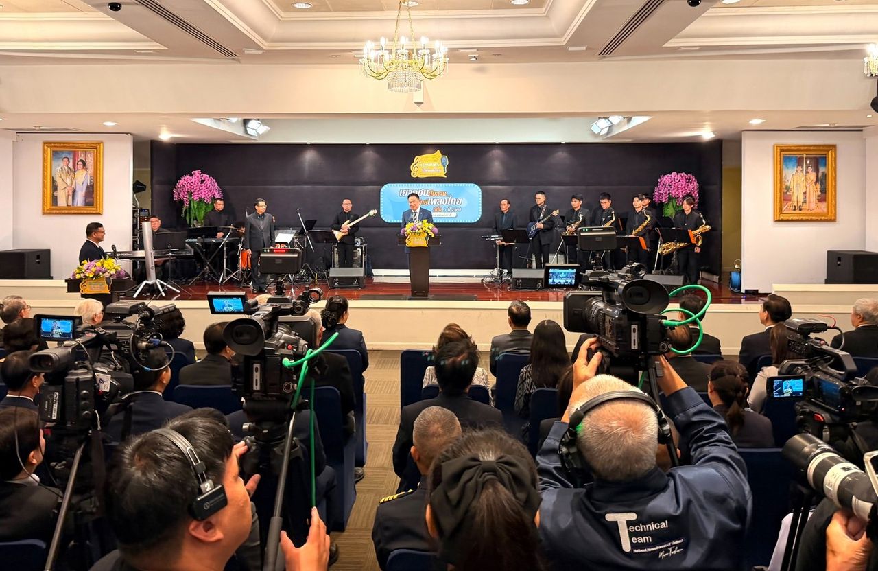 อนุทิน ร่วมงานประกวดร้องเพลงเยาวชน