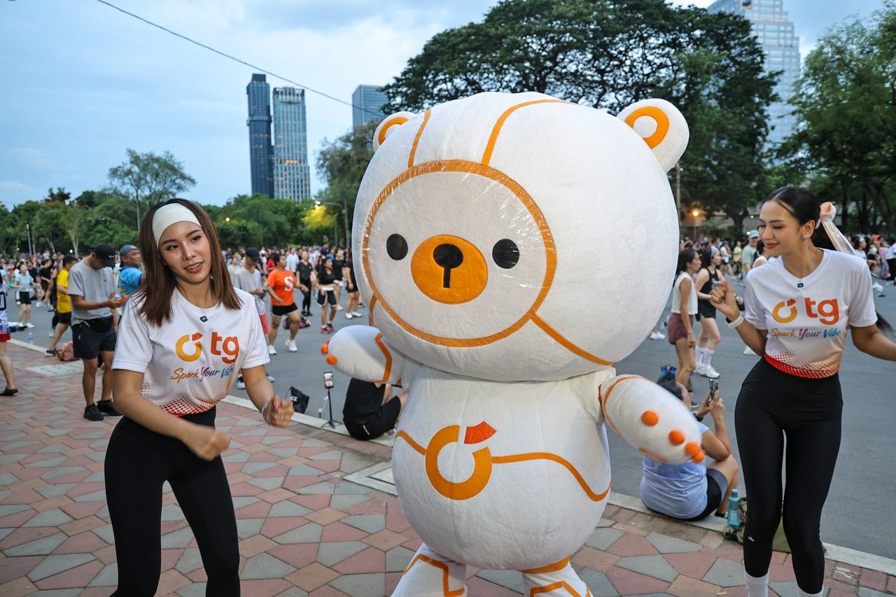 ใบตอง รัชตวรรณ โพชนุกูล ผู้ประกาศข่าวไทยรัฐทีวี (ซ้าย), เชอรี่ ณัฐญาณี รัตนไพฑูรย์ ผู้ประกาศข่าวบันเทิงไทยรัฐทีวี (ขวา) และน้องทีจี้ (กลาง) แชร์ความสนุกสนาน เต้นแอโรบิก ณ สวนลุมพินี