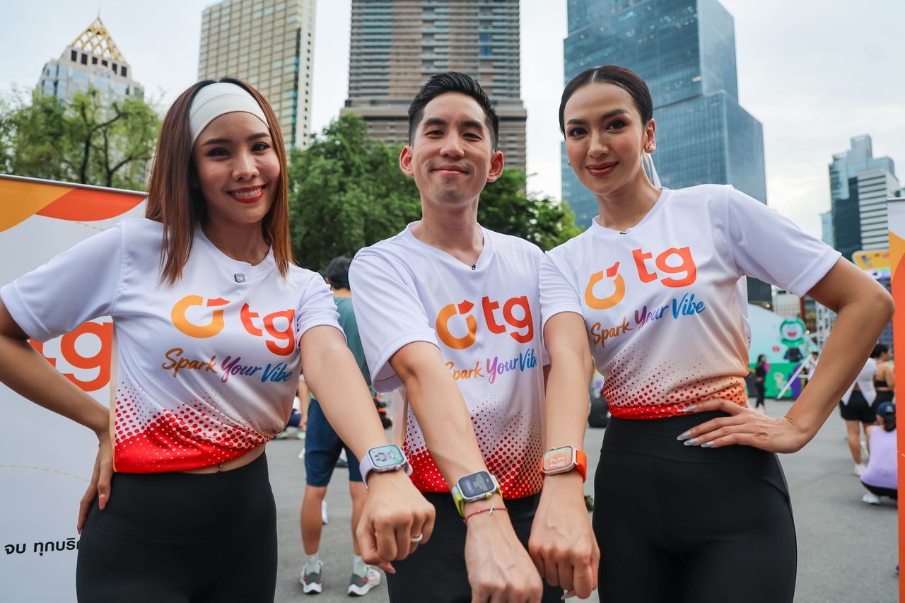 ใบตอง รัชตวรรณ โพชนุกูล ผู้ประกาศข่าวไทยรัฐทีวี (ซ้าย) ภวัต ถาวรสภานันท์ ประธานเจ้าหน้าที่ฝ่ายการตลาด บริษัท ทีจี เซลลูล่าร์เวิลด์ จำกัด (กลาง) และ เชอรี่ ณัฐญาณี รัตนไพฑูรย์ ผู้ประกาศข่าวบันเทิงไทยรัฐทีวี (ขวา) เข้าร่วมงานเต้นแอโรบิก “TG ฟิตสนั่น ตะลอนมันสะเทือนสวนลุม”