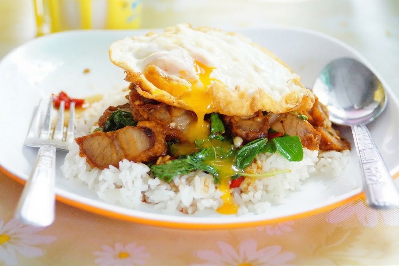 กะเพราหมูกรอบไข่ดาวเยิ้มๆ เมนูอาหารตามสั่งยอดฮิต