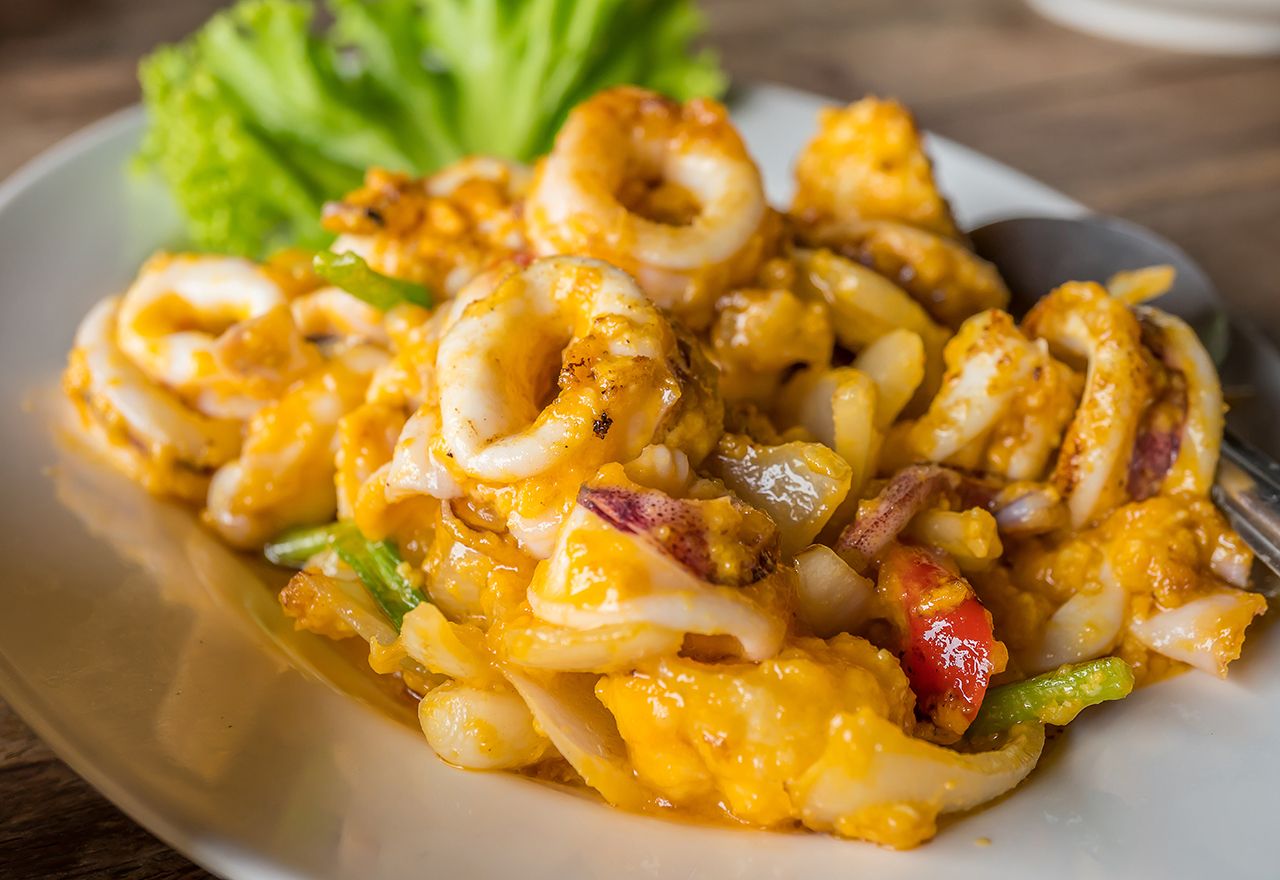 ปลาหมึกผัดไข่เค็ม ซอสไข่เค็มนัวๆ เคลือบตัวปลาหมึกจนทั่ว กินเพลินจนหยุดไม่ได้