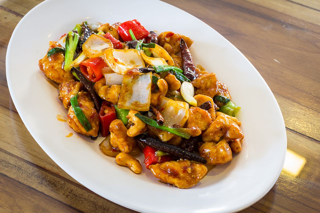 ไก่ผัดเม็ดมะม่วงหิมพานต์ รสเปรี้ยวหวานมันเค็ม ใส่พริกแห้งเพิ่มความหอม