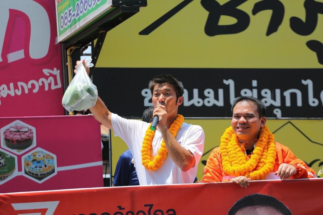 นายธนาธร จึงรุ่งเรืองกิจ เคยลงพืิ้นที่ช่วย นายสุริยา หาเสียง สมัยเป็นผู้สมัคร สส. พรรคก้าวไกล