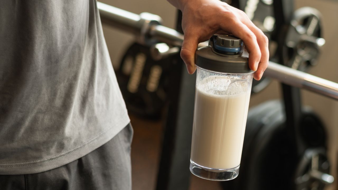 โปรตีนเวย์จะมีลักษณะขุ่นและข้นแบบนมกว่า ในขณะที่โปรตีนใส ดื่มง่าย รสชาติคล้ายน้ำผลไม้