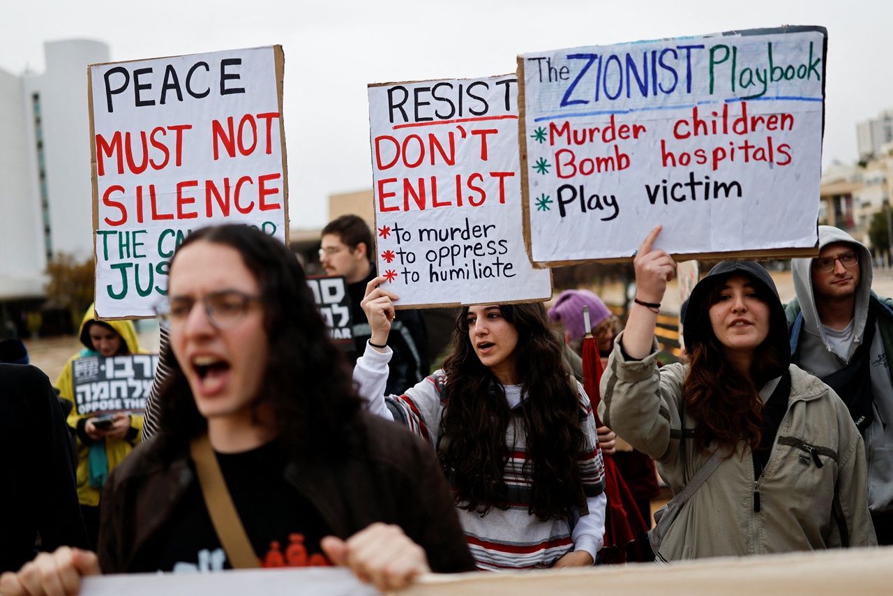 ประชาชนออกมาเดินขบวนประท้วงต่อต้านสงครามอิหร่าน ในกรุงเทลอาวิฟ ของอิสราเอล