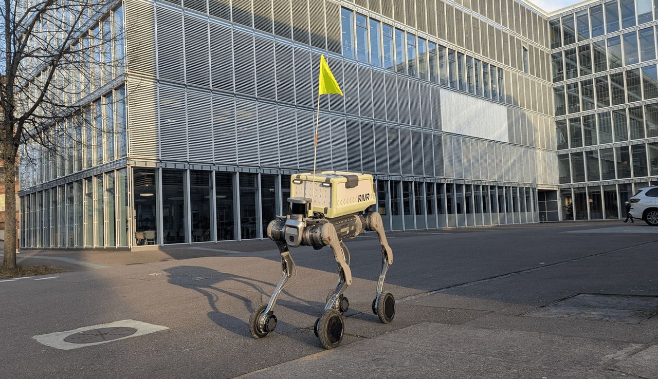 หุ่นยนต์ขนส่งสินค้าถึงหน้าประตูบ้านของ Rivr (ภาพจาก Rivr)