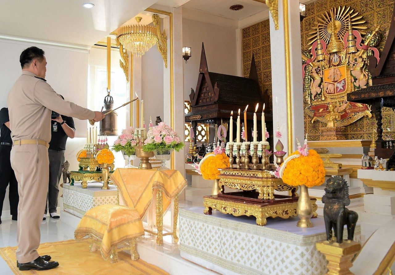 อุนทิน ชาญวีรกูล บวงสรวงศาลปู่ดำ และตราแผ่นดิน