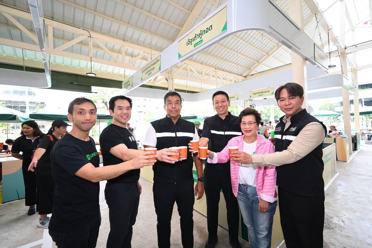 วีระพงศ์ โก (ที่สองจากซ้าย), ชัชชาติ สิทธิพันธุ์ (คนกลาง)