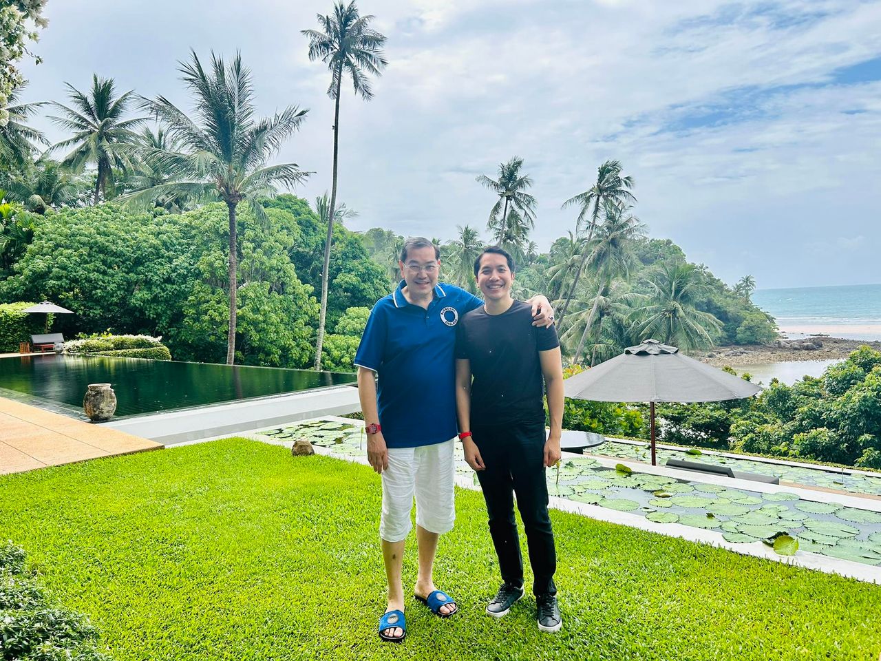 ศาสตราจารย์พิเศษ สุรเกียรติ์ เสถียรไทย อดีตรองนายกรัฐมนตรี และนายสันติธาร เสถียรไทย