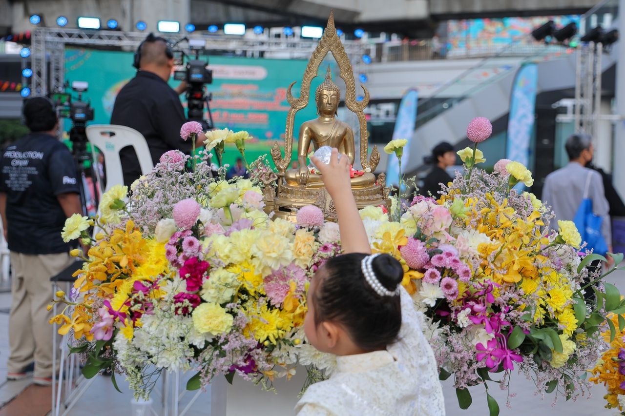 สรงน้ำพระ หนึ่งในประเพณีของวันสงกรานต์