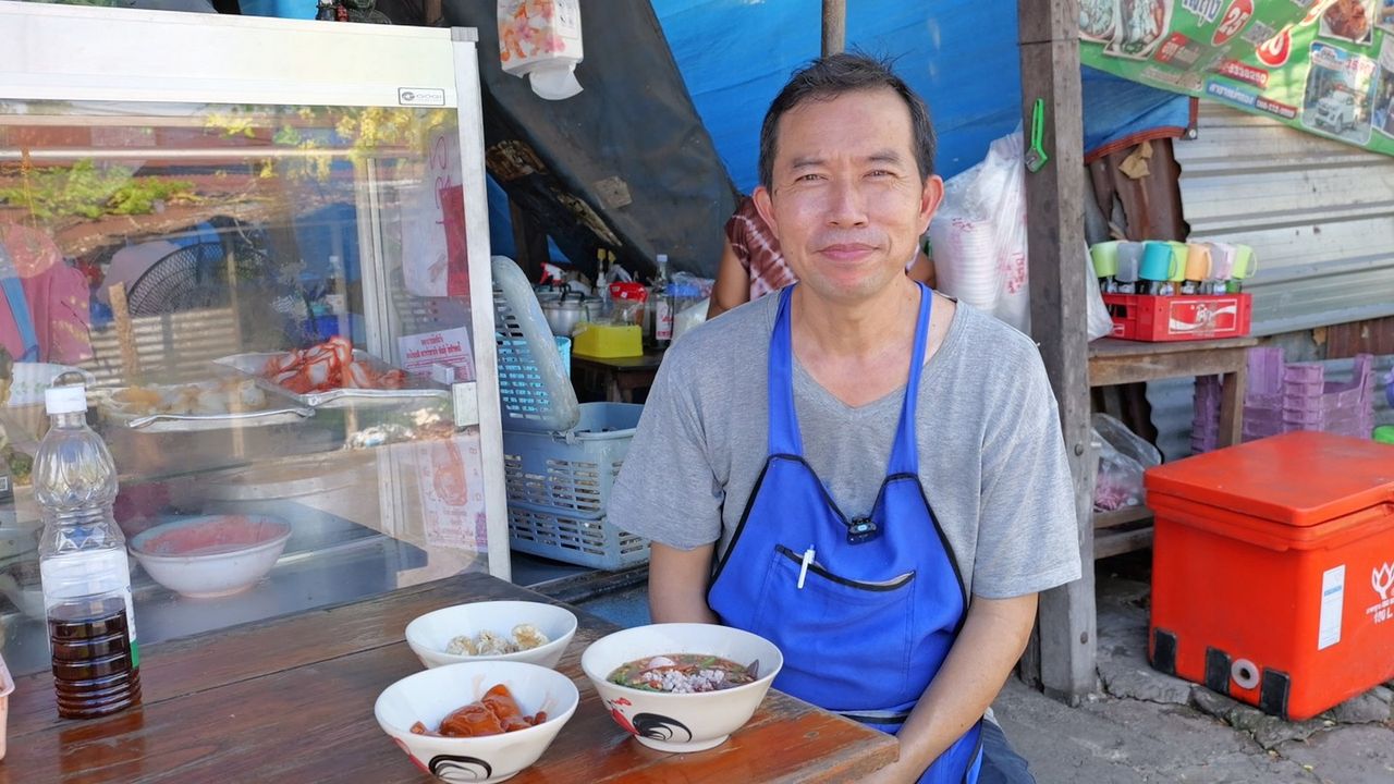 นายชนินทร์ ศรีกำเหนิด เจ้าของร้านรุ่นสอง