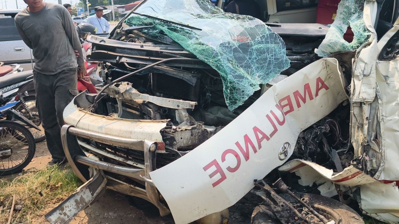 บาดเจ็บ 4 ราย รถพยาบาลเสียหลักชนเสาไฟฟ้า