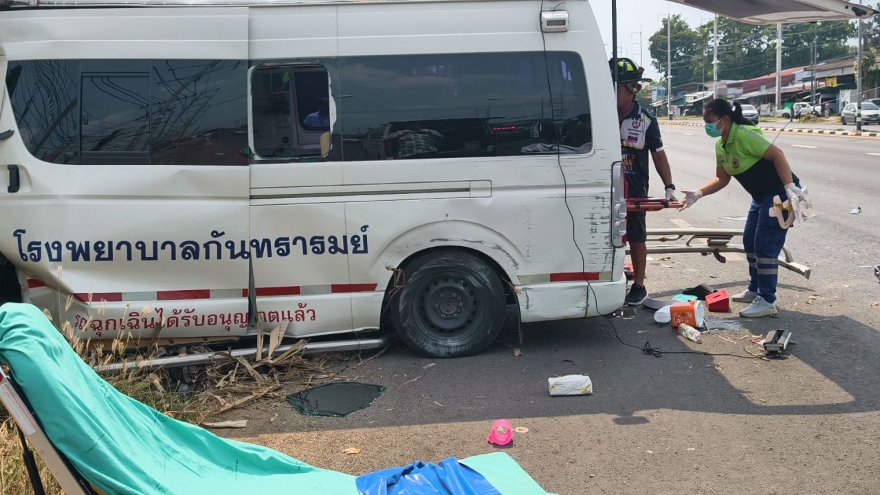 ภาพที่เกิดเหตุบาดเจ็บ 4 ราย รถพยาบาลชนเสาไฟฟ้า