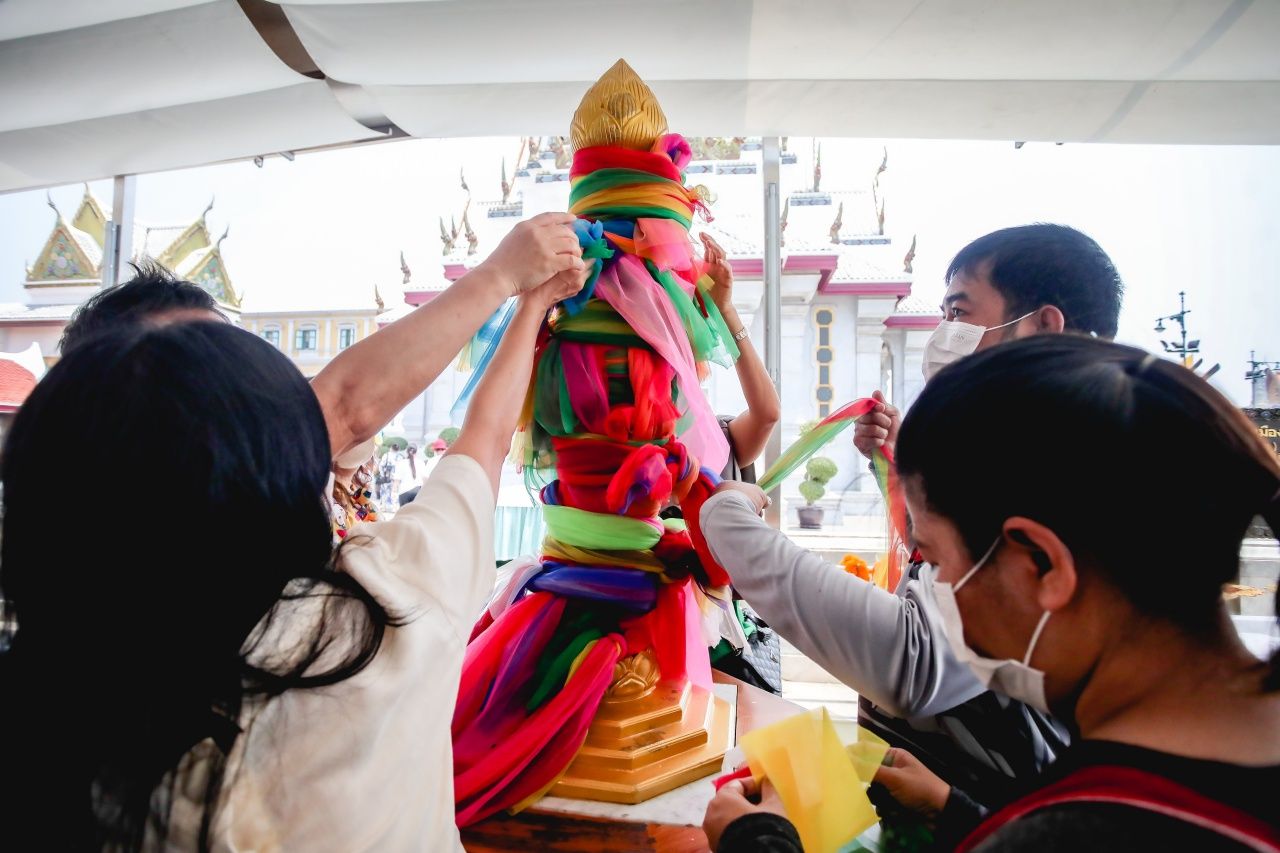 ปิดทองและผูกผ้าแพร 3 สีองค์หลักเมืองจำลอง 