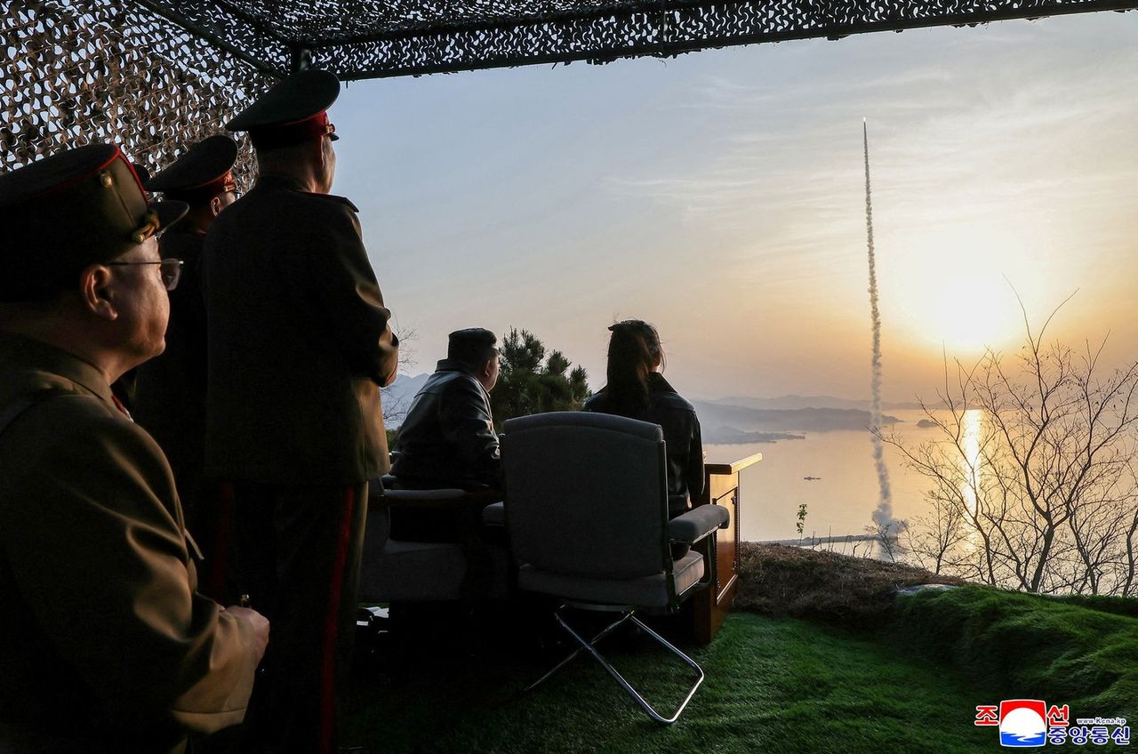 คิม จอง อึน และคิม จู แอ ดูการทดสอบ