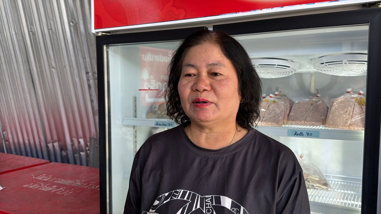 นางโสภา จันทร์ศิริ เจ้าของร้านแม่ยมปลาส้ม