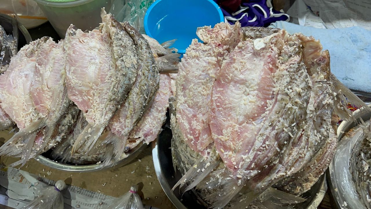 กระบวนการผลิตปลาส้มของแม่ยม นำมาขอดเกล็ด ล้าง ทาเกลือ และคลุกกับเครื่องปรุง