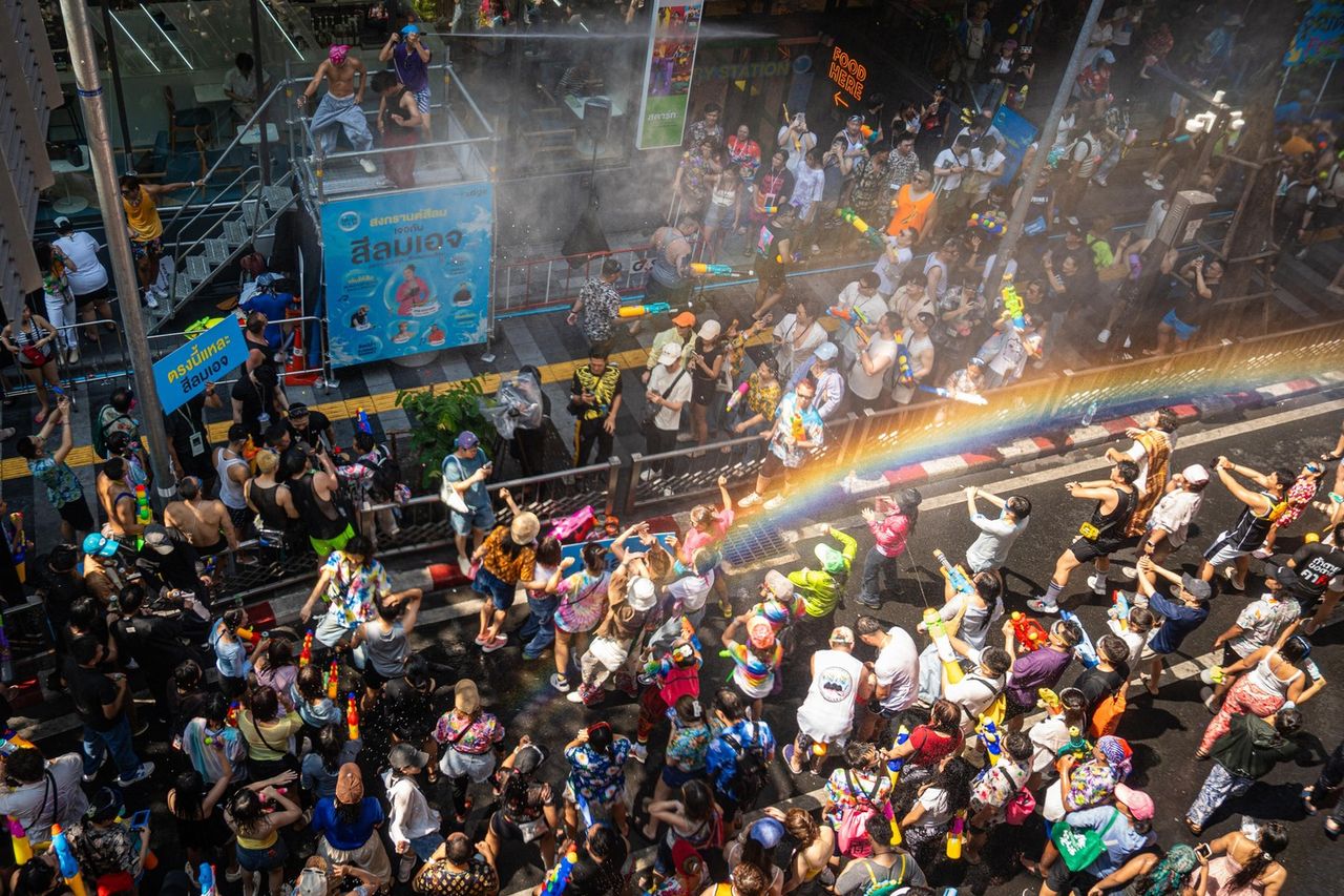 สงกรานต์ถนนสีลม กรุงเทพฯ 