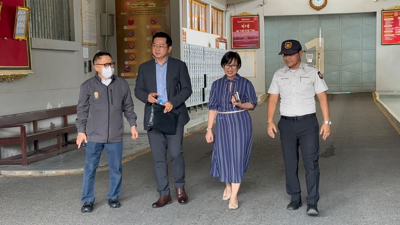 บรรณพจน์ ดามาพงศ์ เยี่ยมทักษิณ ชินวัตร ที่เรือนจำคลองเปรม