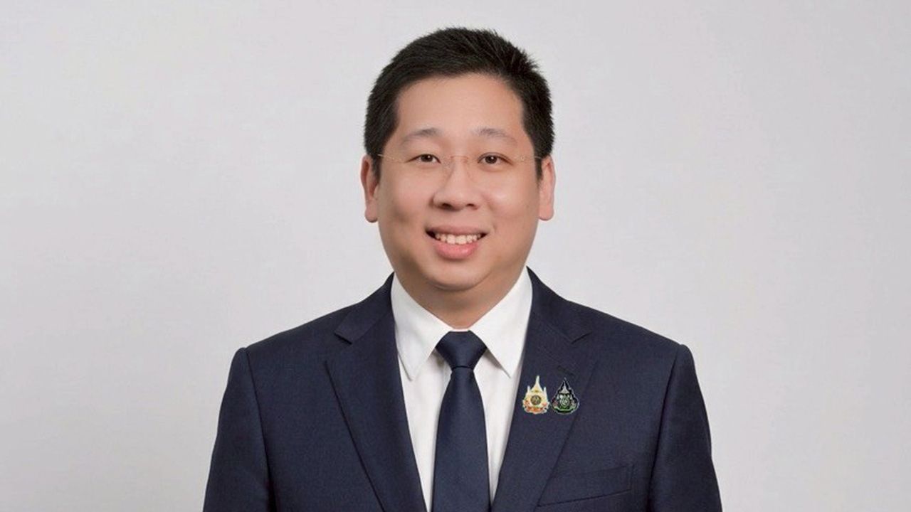 นายภัทรพงศ์ ภัทรประสิทธิ์ รัฐมนตรีช่วยว่าการกระทรวงคมนาคม พูดคำต้องห้ามบนเครื่องบิน