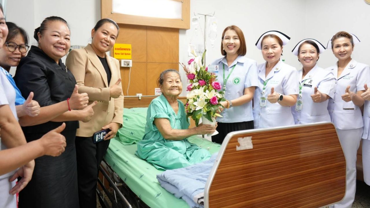 หาม 'แม่คำสอน' ครูศิลป์แห่งผืนผ้าแพรวา วัย 87 ส่ง รพ. ปวดท้องรุนแรง