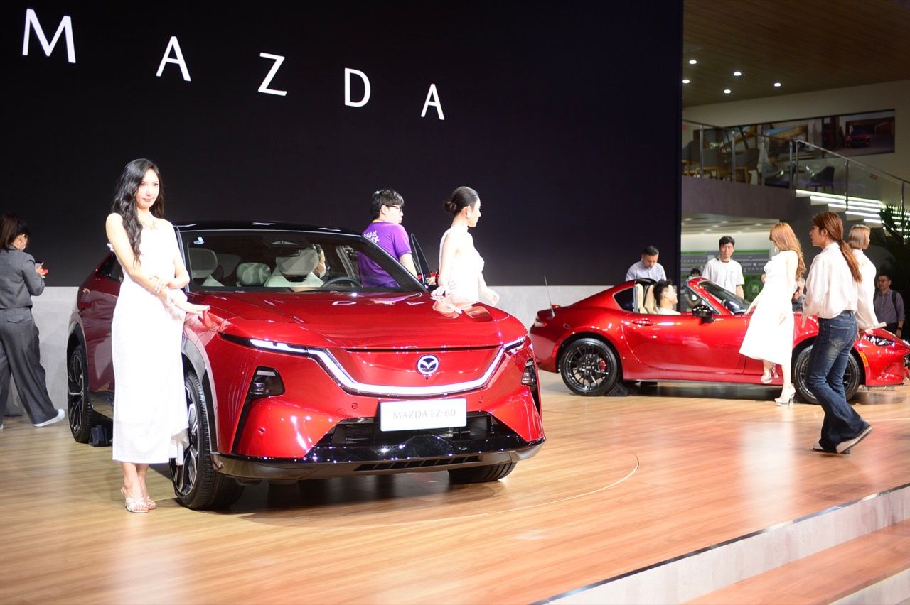 Mazda CX-6e ด้านข้าง