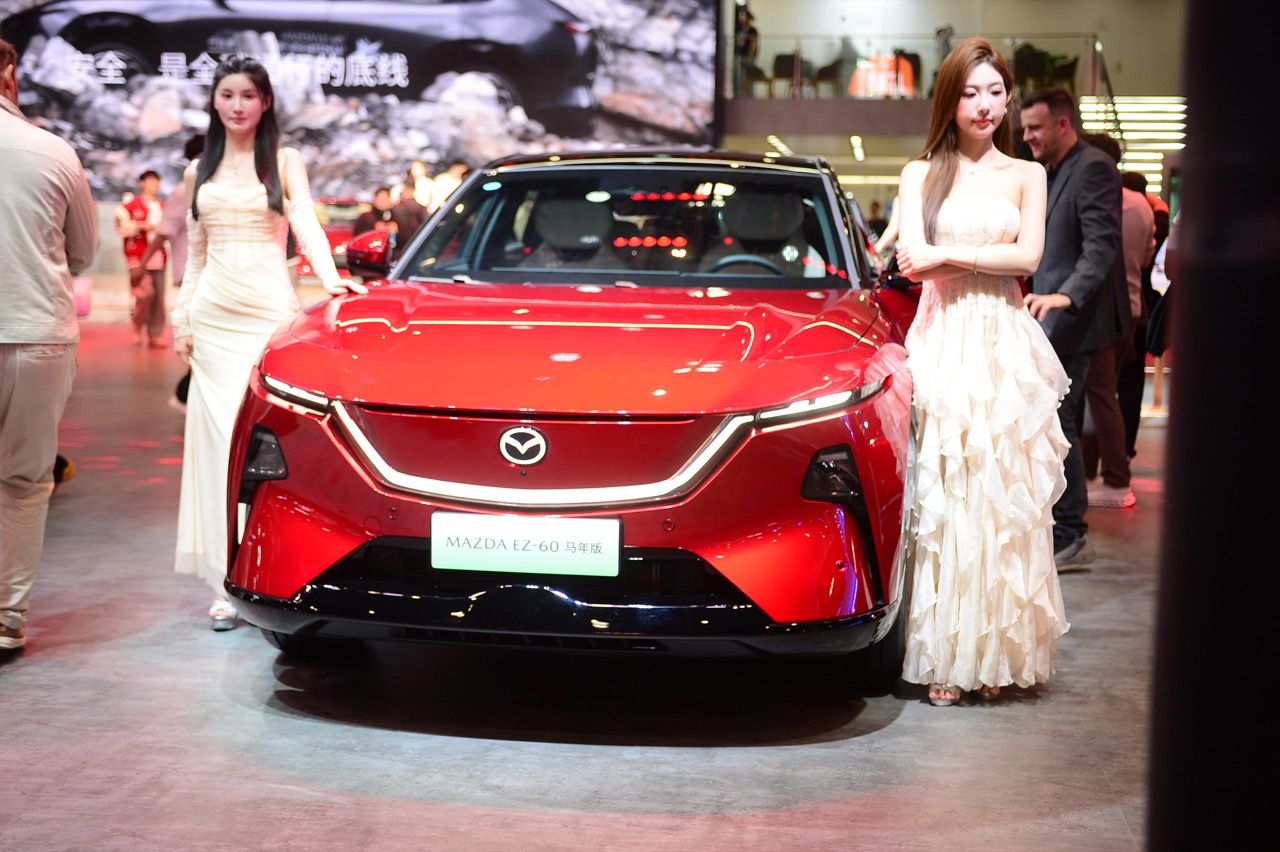 Mazda CX-6e ด้านหน้า