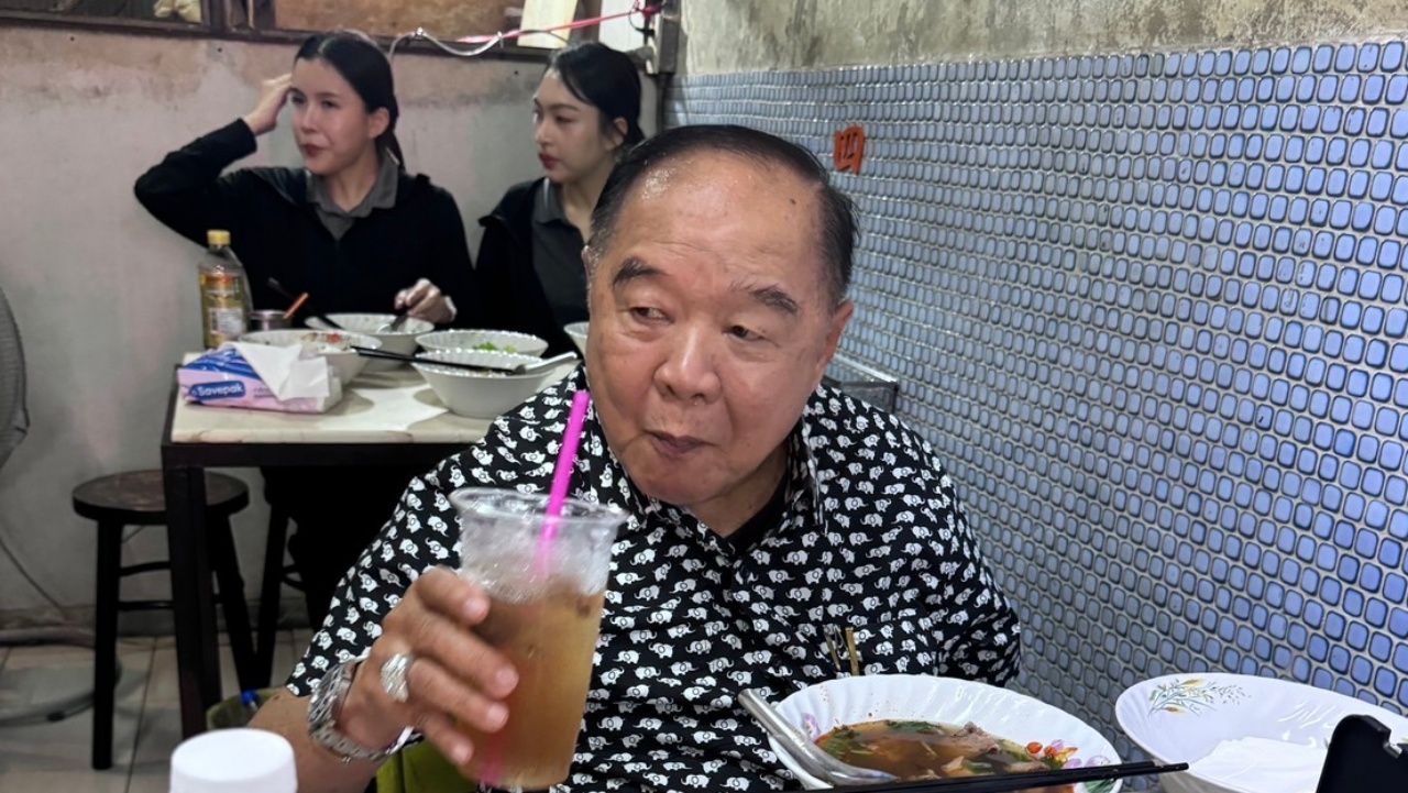ลุงป้อม เดินย่านวิสุทธิ์กษัตร