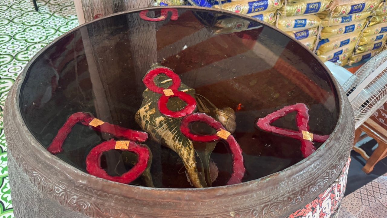 ผู้คนส่องอ่างน้ำมนต์ อาศรมฤาษีเณร