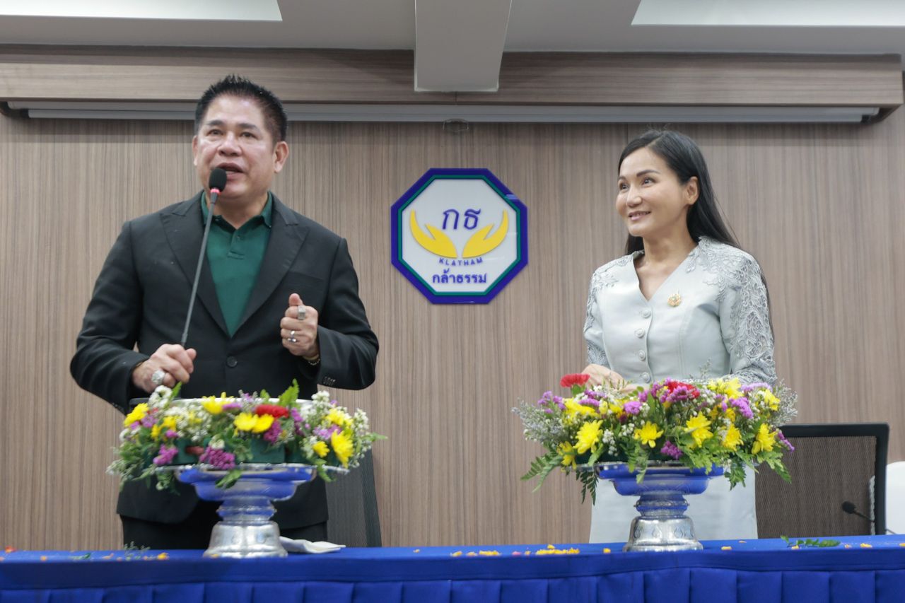 สส.กล้าธรรม รดน้ำขอพร ธรรมนัส-นฤมล