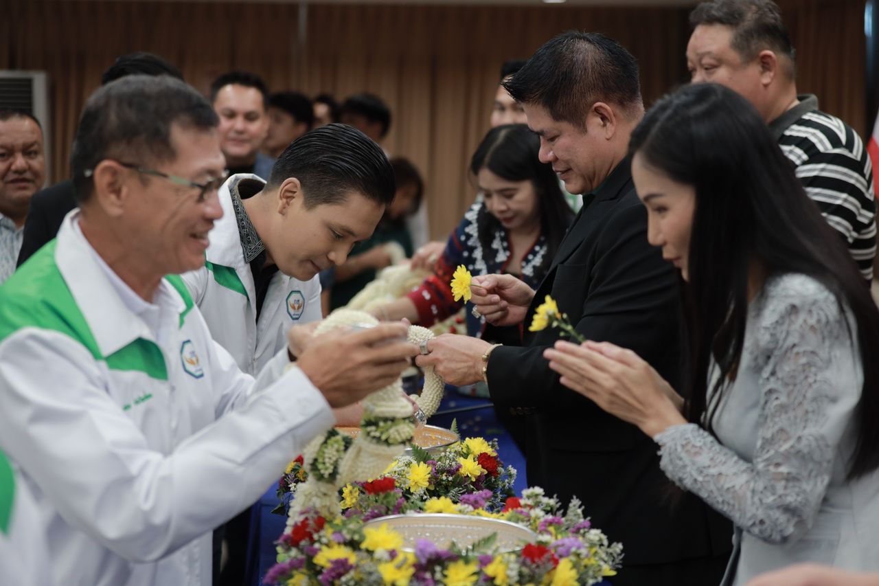 ร.อ.ธรรมนัส อวยพรสมาชิกพรรค