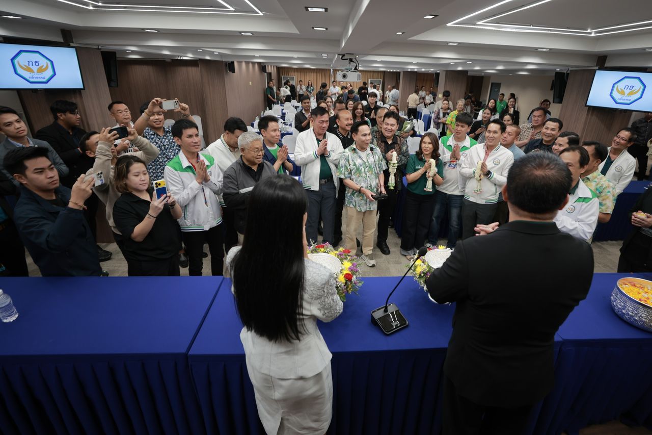 หัวหน้าพรรค นฤมล รับพรจากสส.