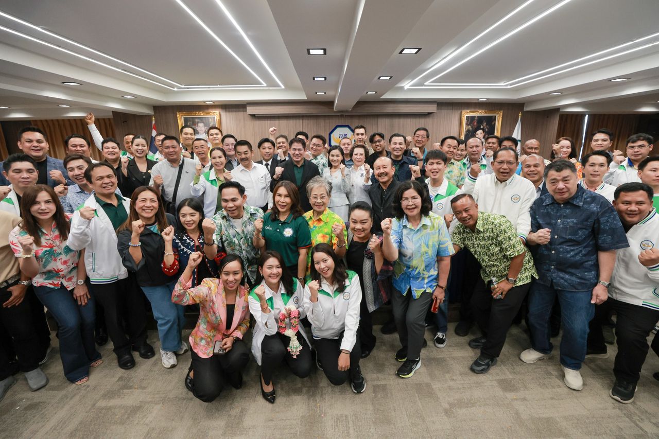 สส.กล้าธรรม รดน้ำขอพร ธรรมนัส-นฤมล