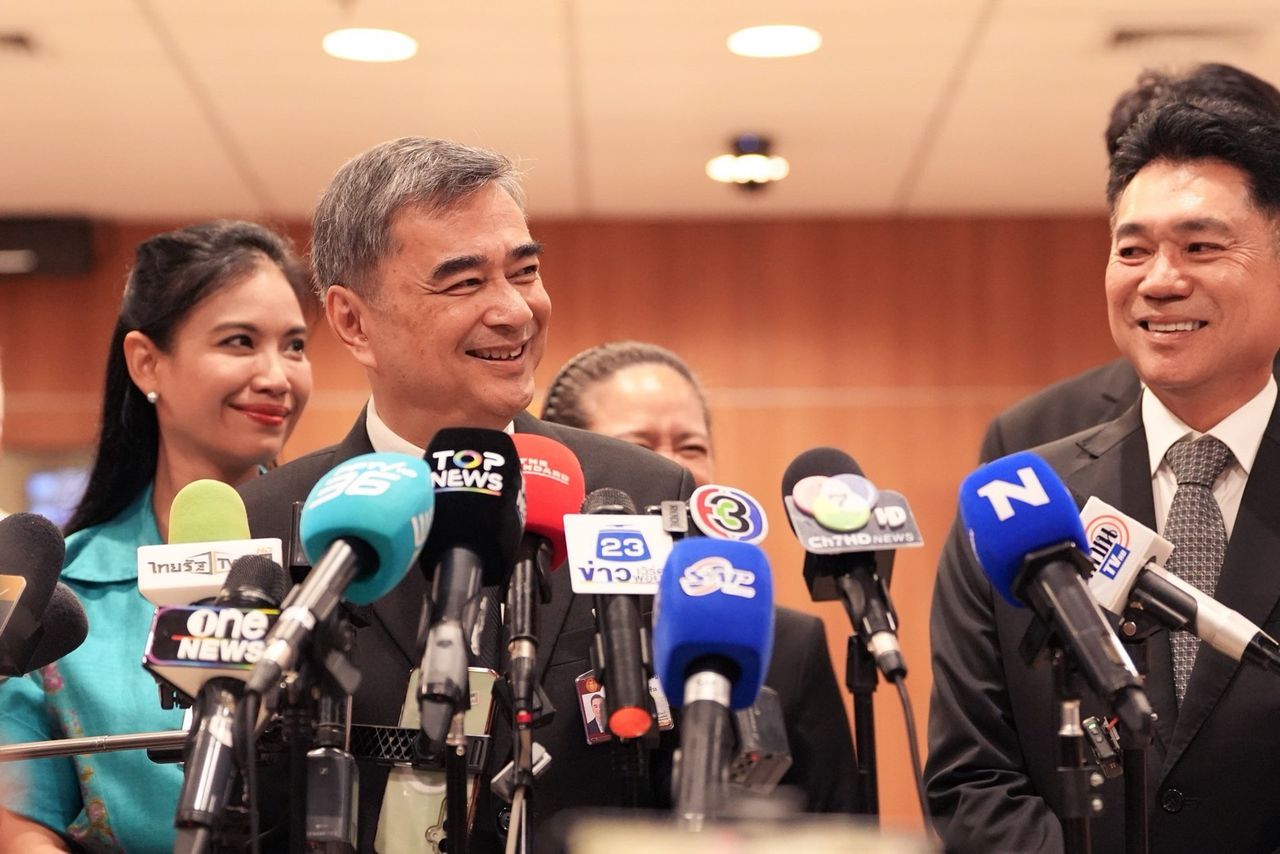 อภิสิทธิ์ เวชชาชีวะ หัวหน้าพรรคประชาธิปัตย์